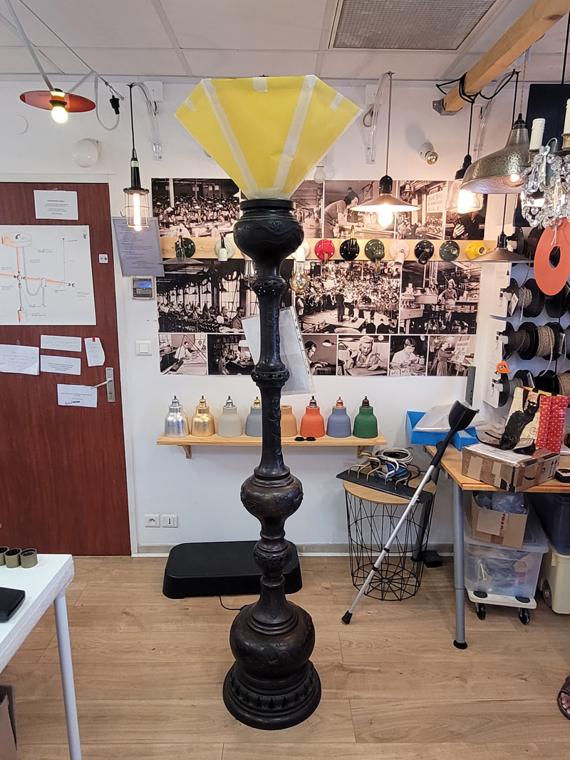 lampadaire antique à restaurer